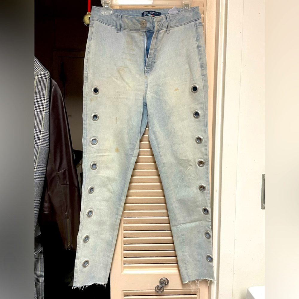 GROMMET DISTRESSED LOOK  JEANS SIZE 9 14”waist 24” INSEAM FRAYED ANKLE JEANS